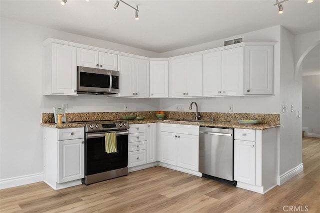 24462 Copper Cliff Ct Unit 20, Lake Forest, CA 92630 - kitchen featuring stainless steel appliances, rail lighting, baseboards, and white cabinets