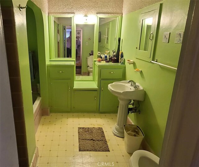 7819 Dalton Ave, Los Angeles, CA 90047 - full bath featuring toilet, tile patterned floors, and a textured ceiling