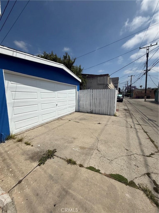 1735 Chestnut Ave, Long Beach, CA 90813 - view of garage