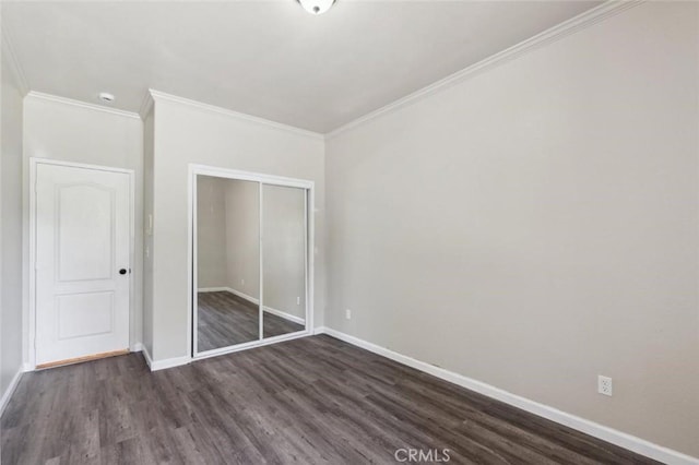 7538 N Erie Ave, Fresno, CA 93722 - unfurnished bedroom featuring dark wood-style flooring, baseboards, ornamental molding, and a closet