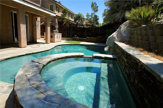 29429 Masters Dr, Murrieta, CA 92563 - view of swimming pool featuring a pool with connected hot tub, a fenced backyard, and a patio area