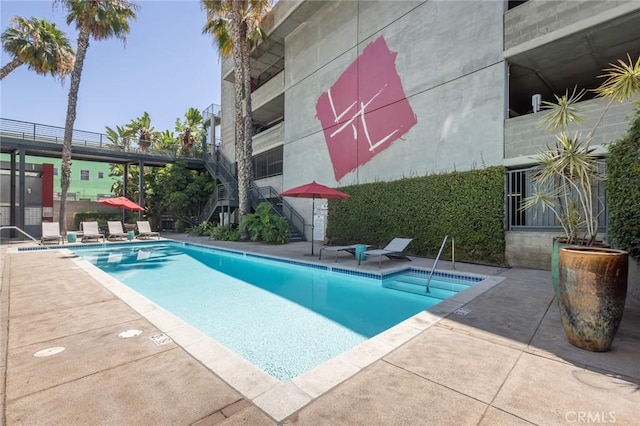 420 S San Pedro St Unit 211, Los Angeles, CA 90013 - community pool featuring a patio area and stairs