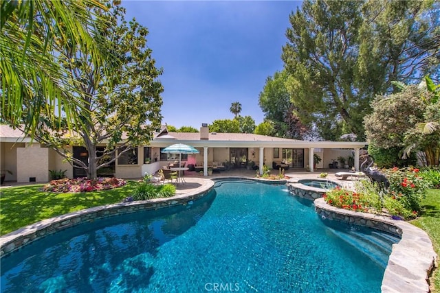 19043 Citronia St, Northridge, CA 91324 - view of swimming pool featuring a patio area, a pool with connected hot tub, and a yard