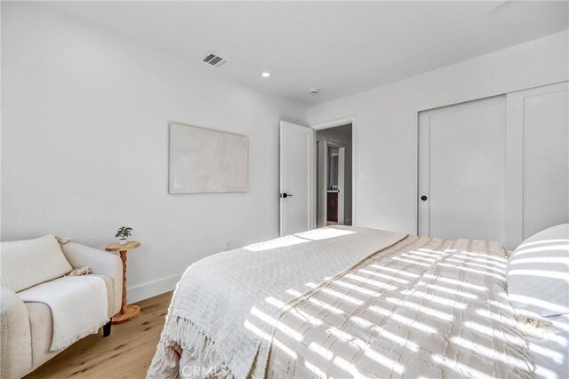 1035 Medford Rd, Pasadena, CA 91107 - bedroom featuring light wood-style floors, a closet, and recessed lighting
