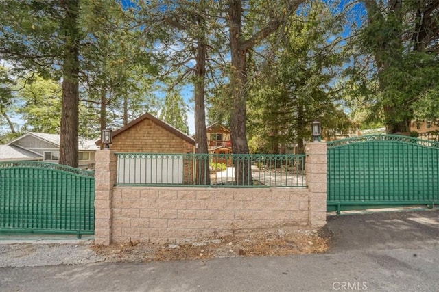 1954 Nob Hill Dr, Running Springs, CA 92382 - gate with a fenced front yard
