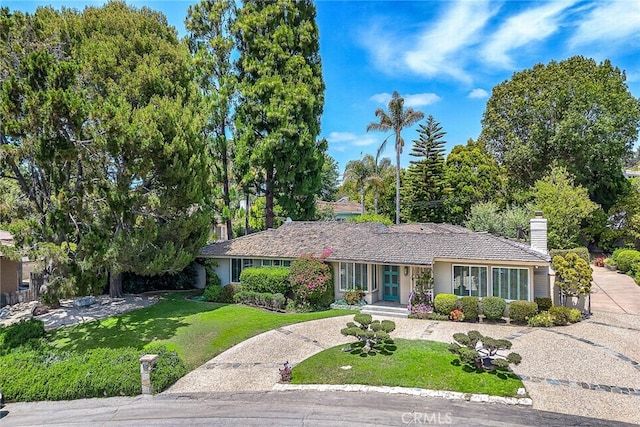 2208 Thorley Pl, Palos Verdes Estates, CA 90274 - ranch-style house featuring a chimney and a front lawn