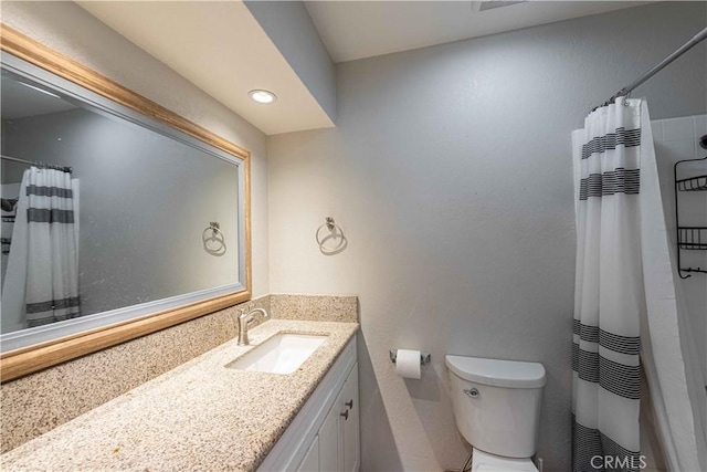 4408 Walnut Ave, Simi Valley, CA 93063 - bathroom featuring vanity, toilet, a shower with curtain, and recessed lighting