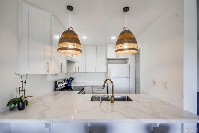 6930 Hyde Park Dr Unit 218, San Diego, CA 92119 - kitchen featuring electric range, freestanding refrigerator, a sink, a peninsula, and under cabinet range hood