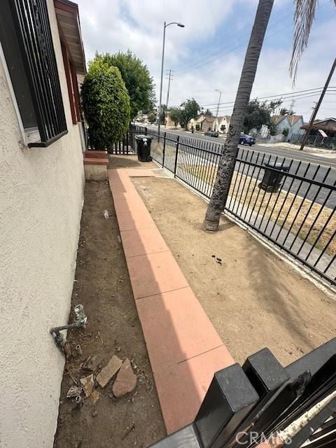 536 W Century Blvd, Los Angeles, CA 90044 - view of patio with a balcony
