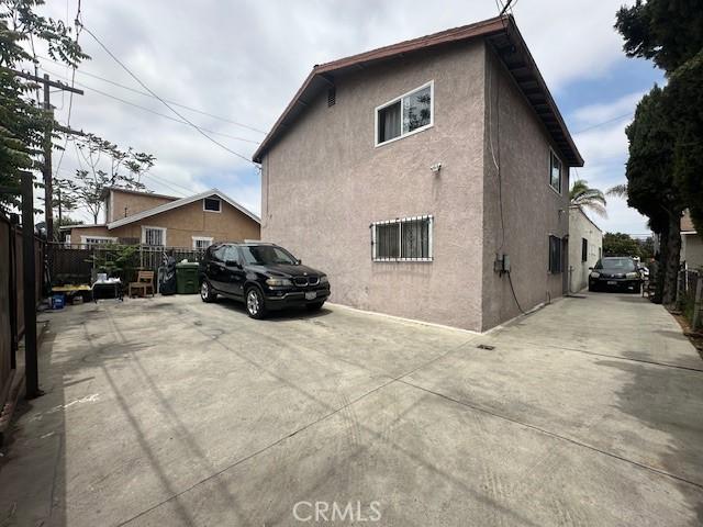 536 W Century Blvd, Los Angeles, CA 90044 - view of side of property with stucco siding and driveway