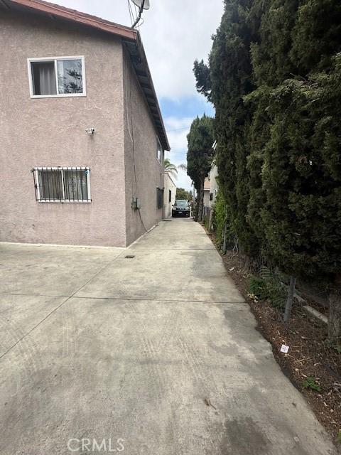 536 W Century Blvd, Los Angeles, CA 90044 - view of property exterior with stucco siding and a patio area