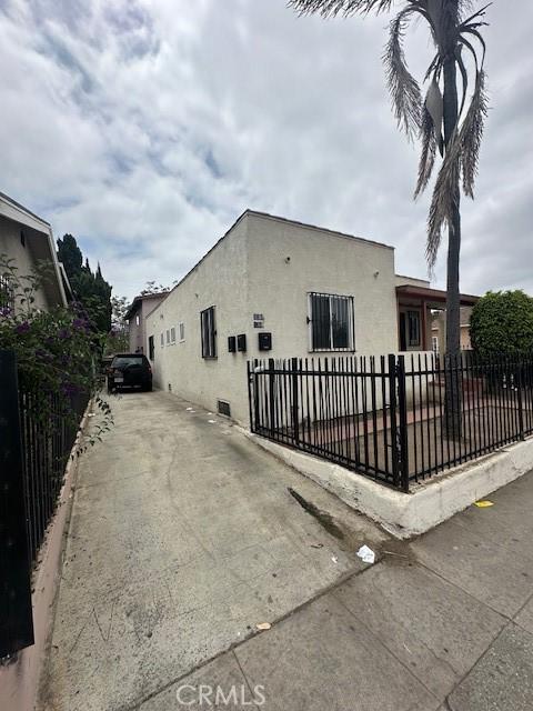 536 W Century Blvd, Los Angeles, CA 90044 - view of front of house with stucco siding and driveway