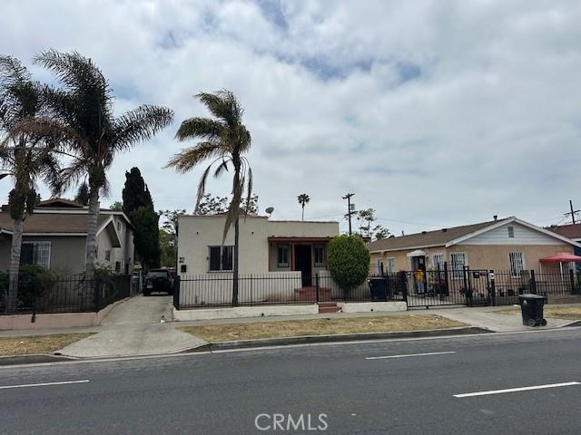 536 W Century Blvd, Los Angeles, CA 90044 - view of front of property featuring a fenced front yard, stucco siding, and a gate