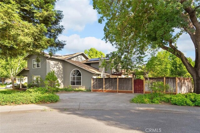 6 Stansbury Ct, Chico, CA 95928 - view of front of house featuring a gate and driveway