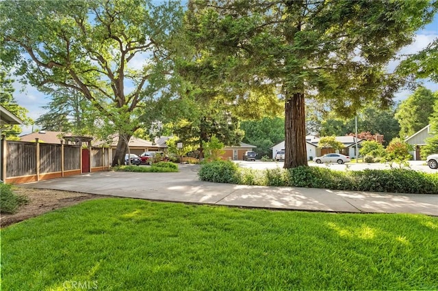 6 Stansbury Ct, Chico, CA 95928 - view of yard featuring a residential view