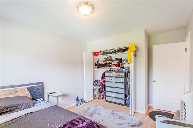 2546 Northmoor Dr, Corona, CA 92882 - bedroom featuring light wood-style flooring, a closet, and baseboards