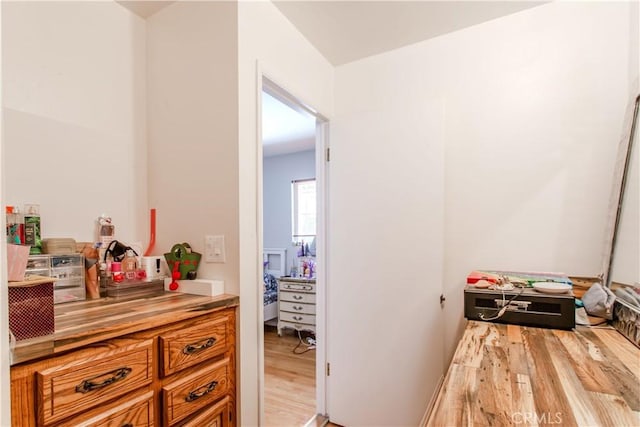 2546 Northmoor Dr, Corona, CA 92882 - corridor featuring light wood-style floors