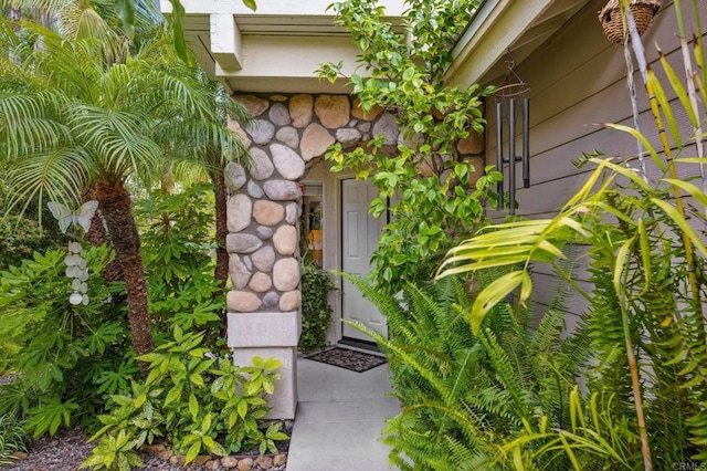 6839 Caminito Sueno, Carlsbad, CA 92009 - entrance to property with stone siding