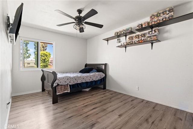 5950 Imperial Hwy Unit 48, South Gate, CA 90280 - bedroom with wood finished floors, a dry bar, baseboards, and ceiling fan