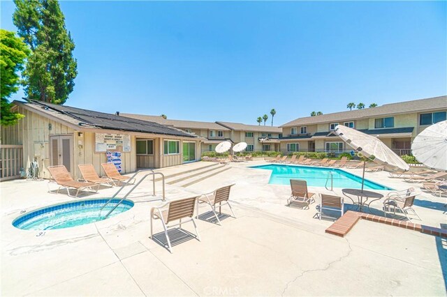 5950 Imperial Hwy Unit 48, South Gate, CA 90280 - community pool with a hot tub and a patio area