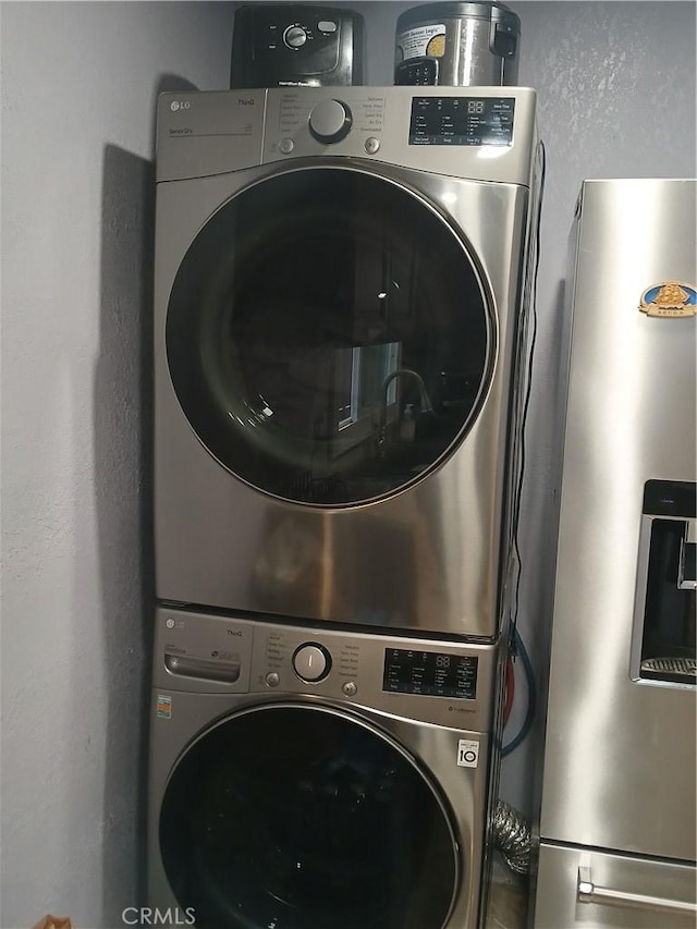 1831 W 68th St, Los Angeles, CA 90047 - laundry room featuring estacked washer and dryer