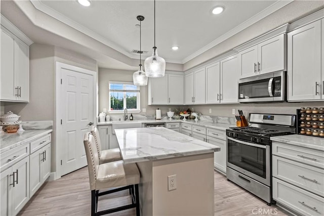 678 Colusa, Gridley, CA 95948 - kitchen with appliances with stainless steel finishes, a sink, crown molding, a kitchen island, and light wood finished floors