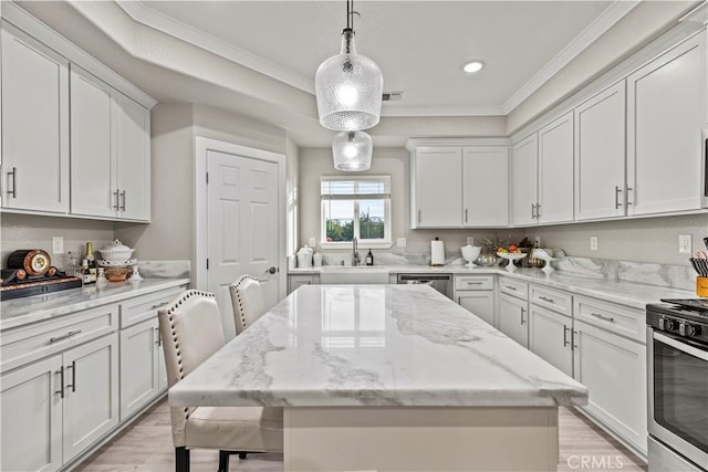 678 Colusa, Gridley, CA 95948 - kitchen featuring a sink, stainless steel stove, ornamental molding, light wood-style flooring, and white cabinetry