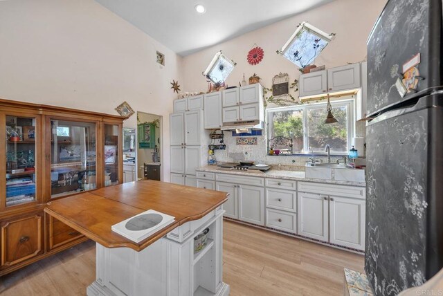 2620 Mar Vinga, Fallbrook, CA 92028 - kitchen with freestanding refrigerator, a sink, a high ceiling, backsplash, and light wood finished floors