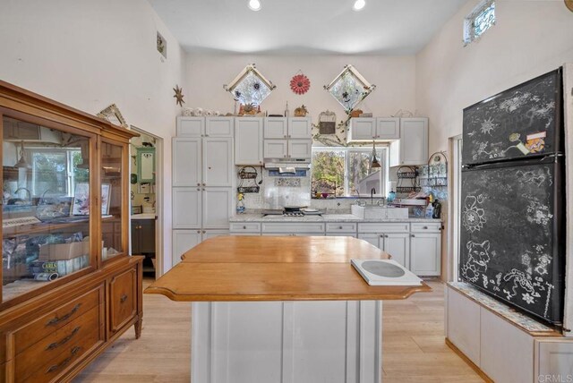 2620 Mar Vinga, Fallbrook, CA 92028 - kitchen featuring refrigerator, light countertops, decorative backsplash, light wood-style flooring, and a kitchen island