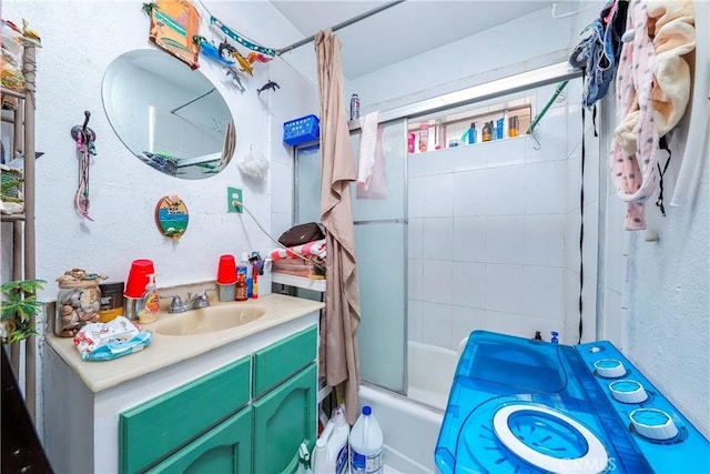 333 W D St, Wilmington, CA 90744 - full bath featuring shower / tub combo with curtain, vanity, and a textured wall