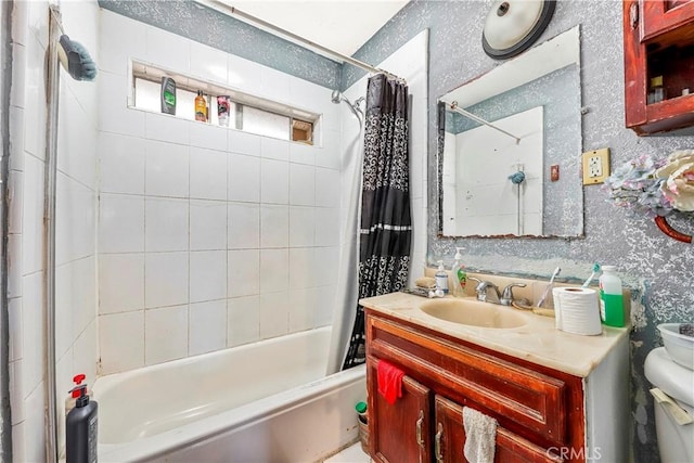 333 W D St, Wilmington, CA 90744 - full bathroom featuring shower / bath combo with shower curtain, toilet, and vanity