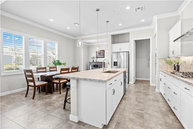 147 Luneta Ln, Rancho Mission Viejo, CA 92694 - kitchen featuring a sink, baseboards, stainless steel appliances, an island with sink, and a kitchen bar