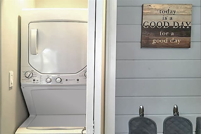 670 Marin Rd, Big Bear Lake, CA 92315 - laundry area with stacked washer and clothes dryer