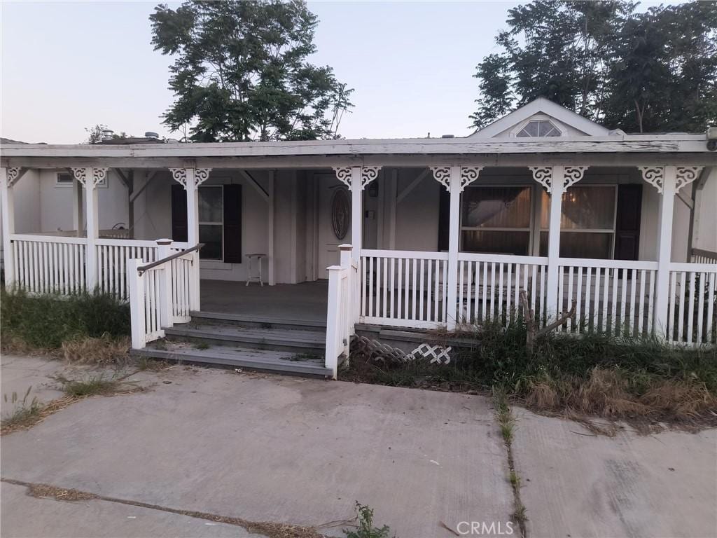 3858 Carter St, Riverside, CA 92501 - view of front facade with a porch