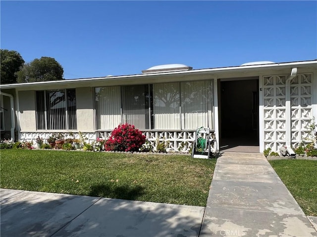 13962 El Dorado Dr Unit M2-60E, Seal Beach, CA 90740 - entrance to property with a lawn