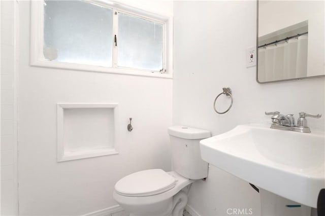 15903 Bryant St, North Hills, CA 91343 - full bathroom with baseboards, toilet, a sink, and curtained shower