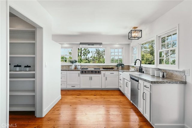 27317 Sunnyridge Rd, Palos Verdes Peninsula, CA 90274 - kitchen featuring stainless steel appliances, a sink, white cabinets, light wood finished floors, and dark countertops