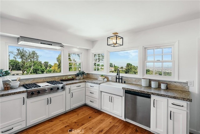 27317 Sunnyridge Rd, Palos Verdes Peninsula, CA 90274 - kitchen featuring stainless steel appliances, a sink, backsplash, light wood-type flooring, and white cabinetry
