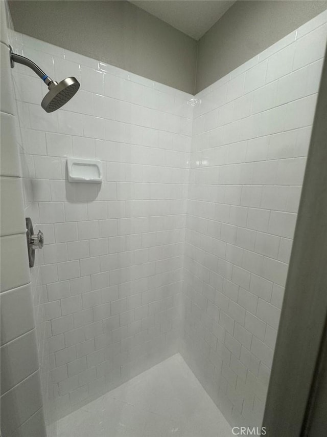 8667 Colorado Ave, Riverside, CA 92504 - bathroom featuring a tile shower
