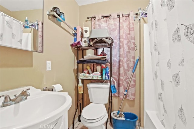 916 W 53rd St, Los Angeles, CA 90037 - full bathroom featuring a sink, toilet, and shower / bath combo