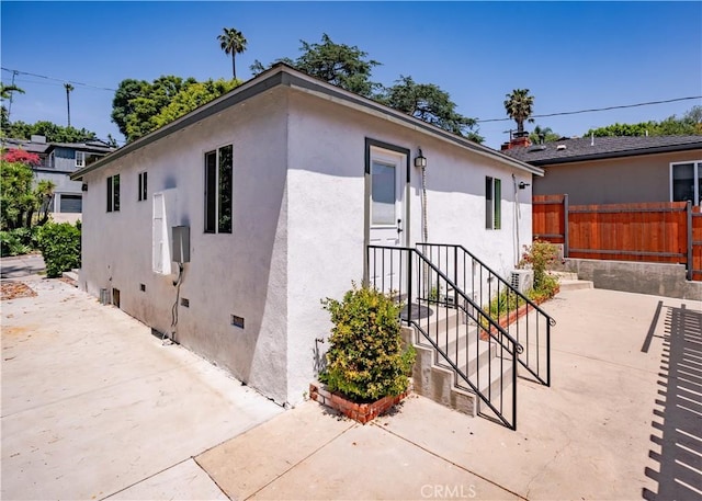 1522 N Benton Way, Los Angeles, CA 90026 - view of front of house featuring a patio, stucco siding, and crawl space