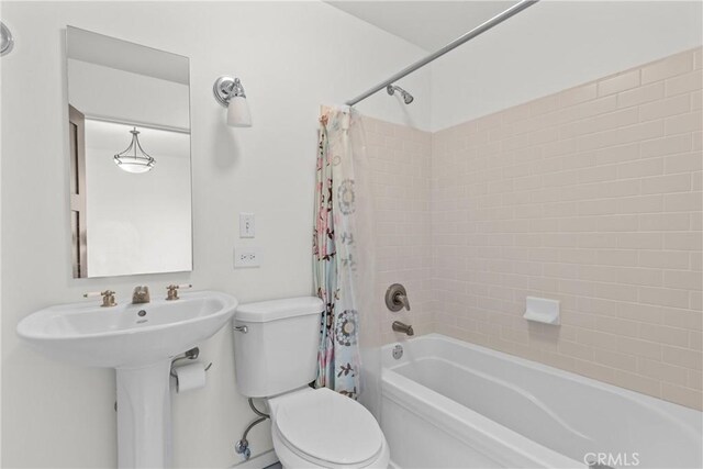 809 Meridian Ave Unit U, South Pasadena, CA 91030 - bathroom with toilet and shower / bath combo with shower curtain