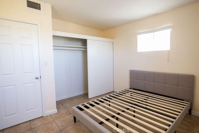 58382 Sunny Sands Dr, Yucca Valley, CA 92284 - unfurnished bedroom featuring light tile patterned floors, a closet, and baseboards