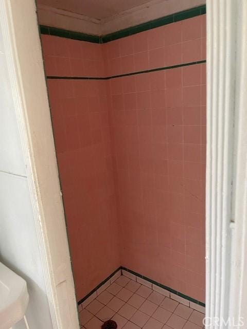 2968 Mill Creek Rd, Mentone, CA 92359 - full bath with tile patterned floors and tiled shower