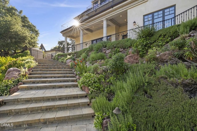 2112 Trentham Rd, Triunfo Pass-Point Mugu, CA 91361 - view of stairs