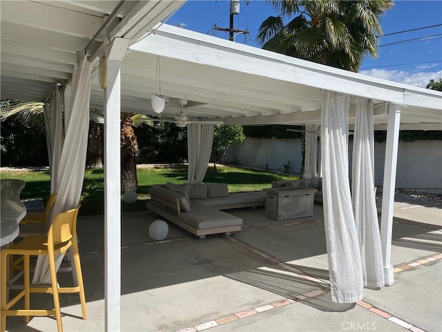 622 S Highland Dr, Palm Springs, CA 92264 - view of patio / terrace with ceiling fan
