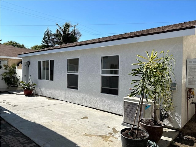 2033 W Burnett St, Long Beach, CA 90810 - back of house featuring stucco siding and a patio area