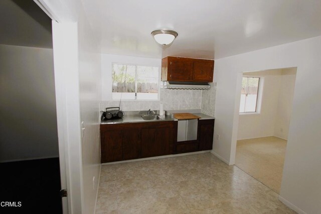 5021 Alvarado St, Carpinteria, CA 93013 - bar area with light floors and tasteful backsplash
