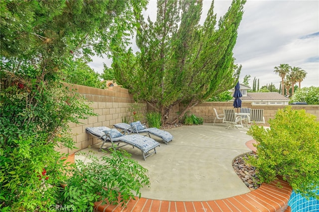 5340 Gardendale Ln, Palmdale, CA 93551 - fenced backyard featuring a patio