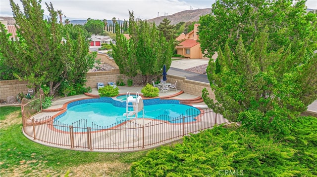 5340 Gardendale Ln, Palmdale, CA 93551 - view of pool with a patio, a mountain view, and a pool with connected hot tub